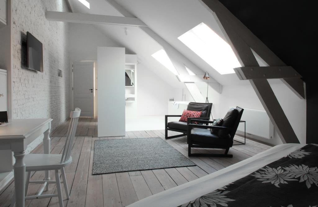 Maison Nationale City Flats & Suites Amberes Habitación foto A room in the attic of a house
