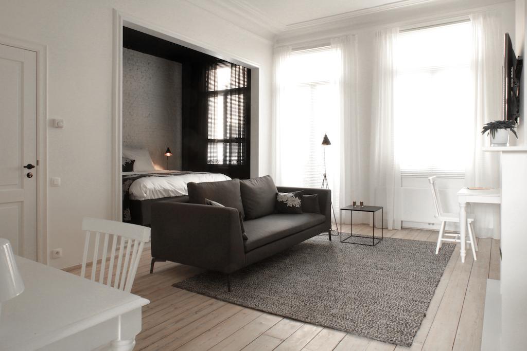 Maison Nationale City Flats & Suites Amberes Habitación foto A typical studio apartment
