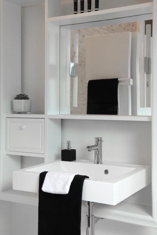 Maison Nationale City Flats & Suites Amberes Habitación foto A typical bathroom faucet