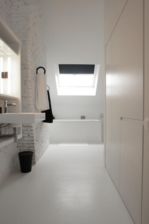 Maison Nationale City Flats & Suites Amberes Habitación foto Bathroom with a fixed roof window
