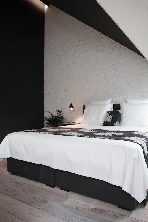Maison Nationale City Flats & Suites Amberes Habitación foto A bedroom at the hotel