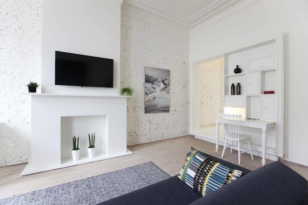 Maison Nationale City Flats & Suites Amberes Exterior foto A living room with a flat screen television